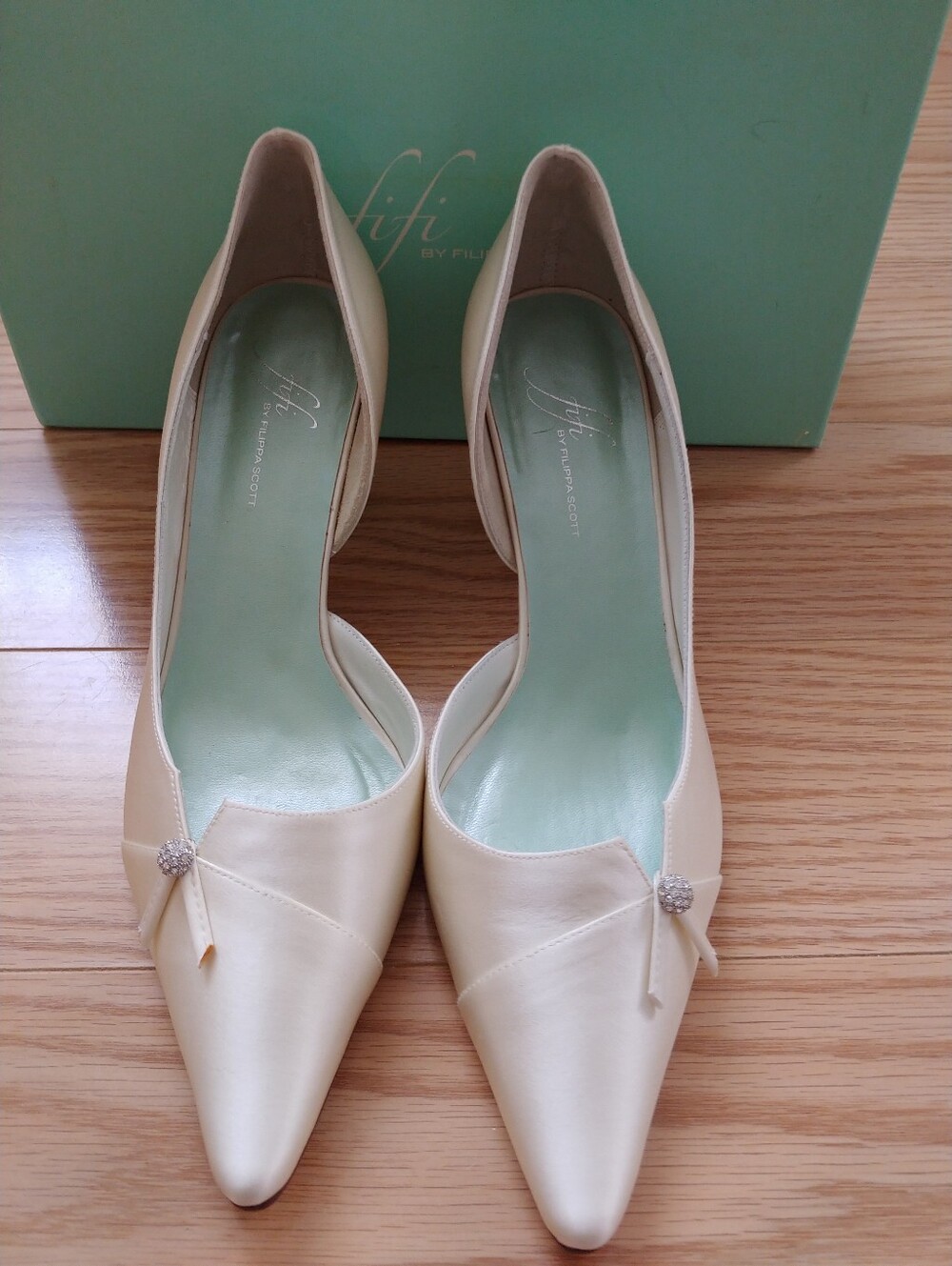 Fifi By Filippa Scott Cream/IvorySatin Pointed Victoria Heels W/Rhinestone Bow